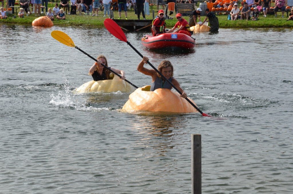 Kürbiskanuten paddeln bei der legendären Kürbisregatta am Sonntag, 14. September, wieder einmal über den See. Foto: Henri Grüger/pp/Agentur ProfiPress