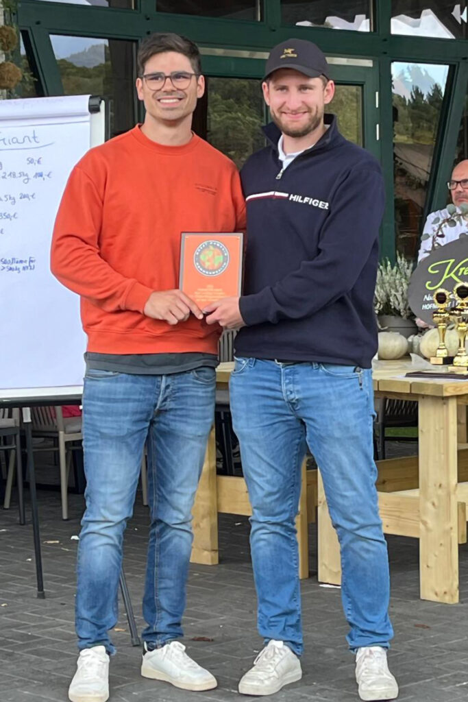 Für den schönsten Kürbis wurde Lukas Kitz (r.) mit dem „Howard Dill Award“ ausgezeichnet. Der Zülpicher hatte das Gewächs gemeinsam mit seinem Freund und Obergartzemer Krewelshof-Bauer Max Bieger gezüchtet. Foto: Krewelshof/pp/Agentur ProfiPress