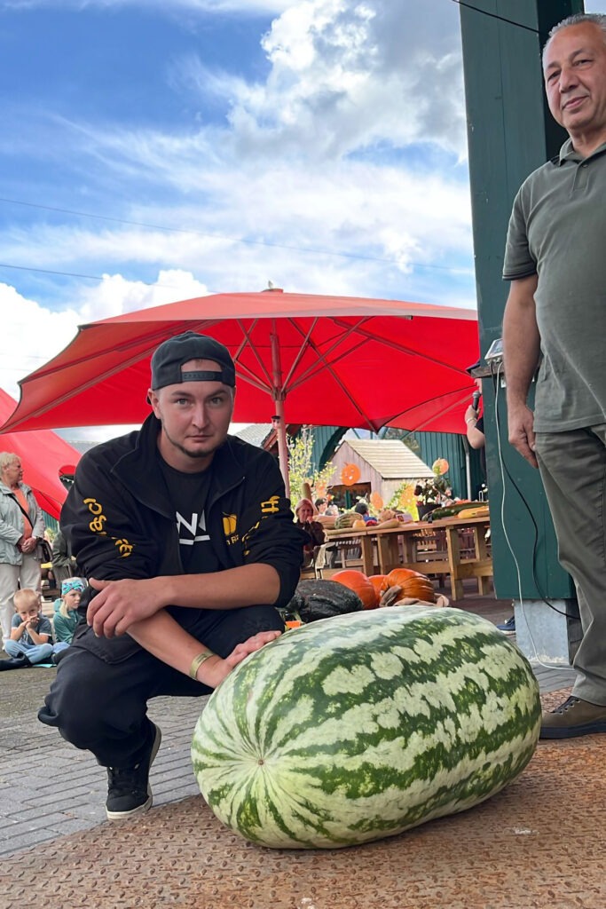 Kevin Rataj aus Ostfriesland freute sich über seine Sieger-Wassermelone. Das 71 Kilogramm schwere Exemplar wuchs im Gewächshaus heran und nahm dort ganze 20 Quadratmeter Platz ein. Foto: Krewelshof/pp/Agentur ProfiPress