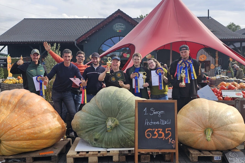 Glückliche Gesichter bei der Siegerehrung am Nachmittag: In der Mitte Andreas Wild mit seinem 633,5 Kilogramm schweren Atlantic Giant Squash. Foto: Krewelshof/pp/Agentur ProfiPress