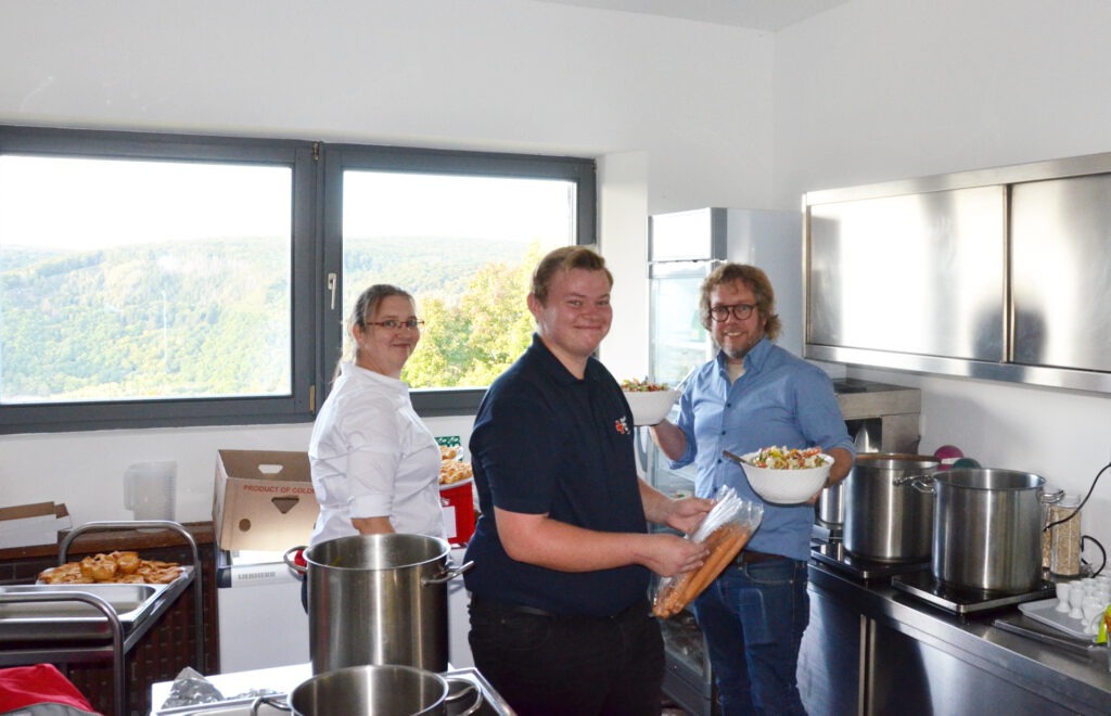 Das Engagement hört auch in der Küche nicht auf: Simon Jägersküpper (r.) konnte bei der Organisation der Tagung auf Conny Voss und Jason Weber und weitere DRK-Aktive zählen. Sie versorgten die Tagungsteilnehmer mit Eintopf, Würstchen und selbstgebackenen Griestörtchen. Foto: Jakob Seibel/pp/Agentur ProfiPress