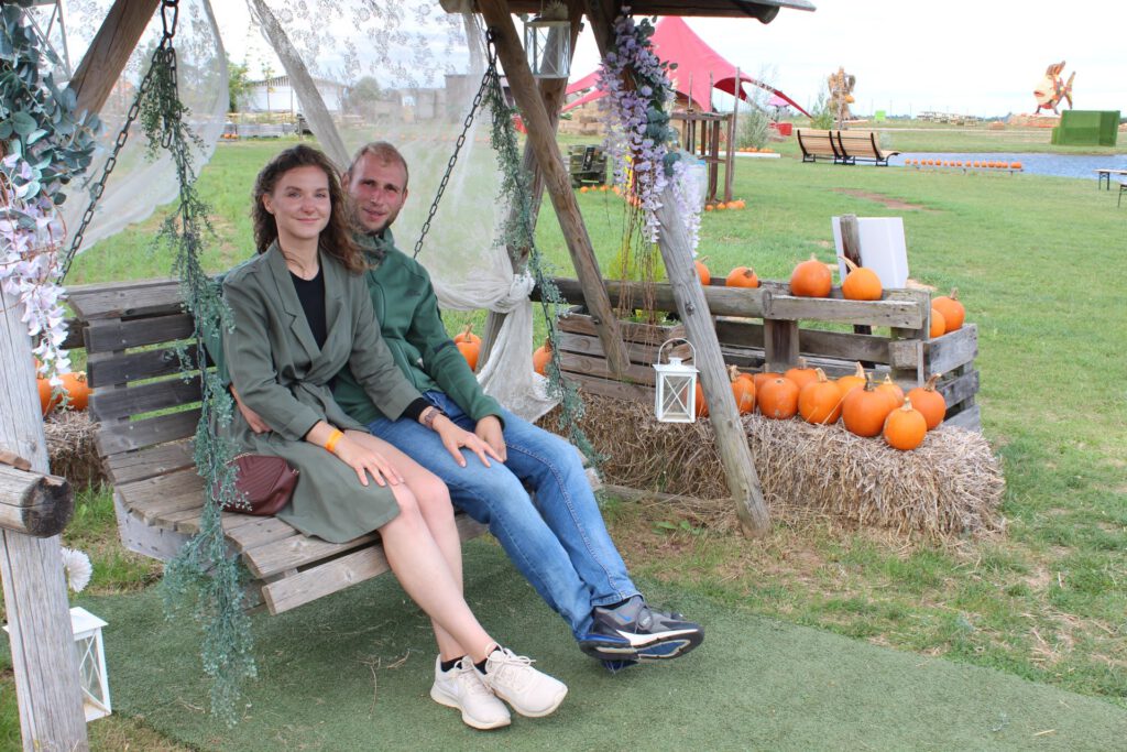 Zum vierten Mal bei der Kürbisschau zu Gast: Hobby-Fotografin Julia Sahr und ihr Freund Dominik Janz aus Aachen haben es sich auf der herbstlich dekorierten Hollywood-Schaukel bequem gemacht. Foto: Kerstin Rottland/pp/Agentur ProfiPress
