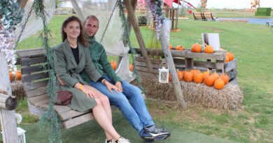 Zum vierten Mal bei der Kürbisschau zu Gast: Hobby-Fotografin Julia Sahr und ihr Freund Dominik Janz aus Aachen haben es sich auf der herbstlich dekorierten Hollywood-Schaukel bequem gemacht. Foto: Kerstin Rottland/pp/Agentur ProfiPress
