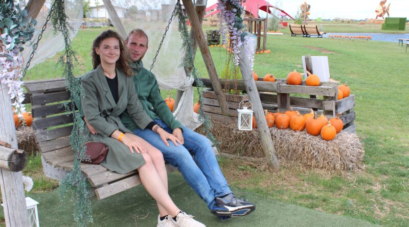 Zum vierten Mal bei der Kürbisschau zu Gast: Hobby-Fotografin Julia Sahr und ihr Freund Dominik Janz aus Aachen haben es sich auf der herbstlich dekorierten Hollywood-Schaukel bequem gemacht. Foto: Kerstin Rottland/pp/Agentur ProfiPress