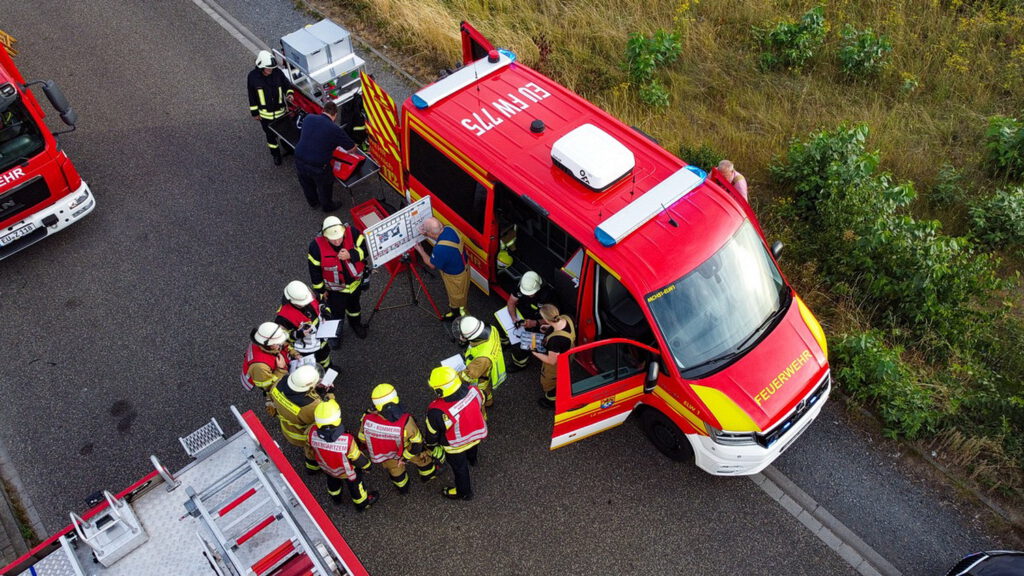 Lagebesprechung am Einsatzleitwagen: „Das Zusammenspiel der Einheiten aus zwei Kommunen hat hervorragend funktioniert“, so Übungsleiter Christopherus Wiesen zufrieden. Foto: FF/pp/Agentur ProfiPress