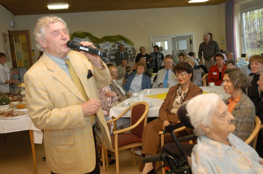 Der „Grandseigneur“ des Kölner Karnevals hat nie die Bodenhaftung und den Kontakt zu den Menschen im Rheinland verloren. Hier ist er im April 2005 bei einem Benefizauftritt im „Haus Effata“ der Communio in Blankenheim zu sehen. Ein mit ihm befreundetes Kölner Mitglied des Ordo Communionis in Christo hatte Sebus auch als Mitglied im Förderverein Hospiz „Stella Maris“ angesprochen, wie sich Communio-Schwester Lidwina erinnert. Archivfoto: CIC/pp/Agentur ProfiPress  