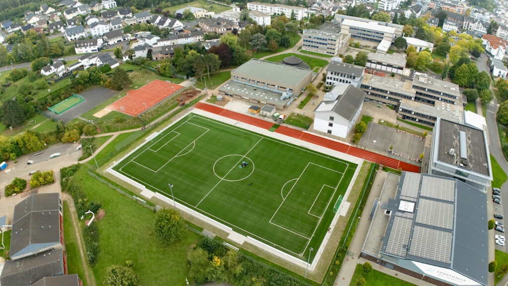 Fertig ist der Kunstrasenplatz: Die TuS Mechernich plant für die Eröffnung am Schulzentrum eine sportliche Einweihungsfeier am 2. und 3. Oktober. Luftbild: Fenia Rust/pp/Agentur ProfiPress