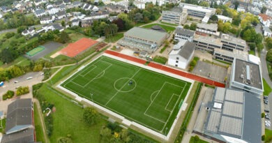 Fertig ist der Kunstrasenplatz: Die TuS Mechernich plant für die Eröffnung am Schulzentrum eine sportliche Einweihungsfeier am 2. und 3. Oktober. Luftbild: Fenia Rust/pp/Agentur ProfiPress