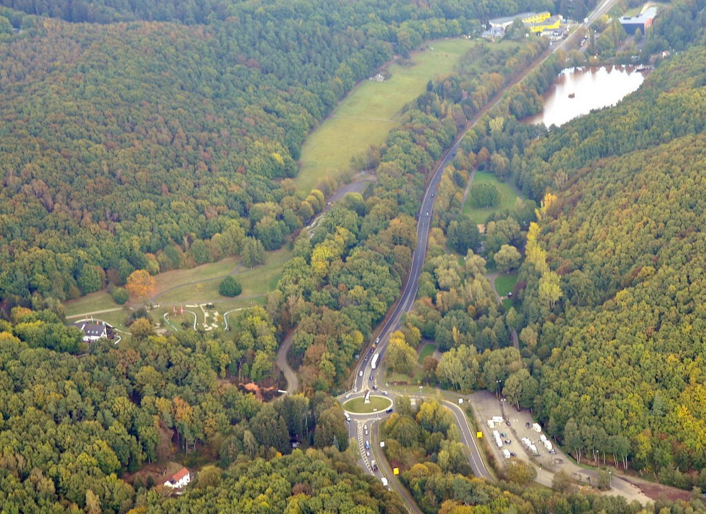 Der Mühlenpark zwischen Kreisverkehr B 266/B477 und Mühlensee wurde zur NRW-Landesgartenschau 1972 angelegt. Archivluftbild: Manfred Lang/pp/Agentur ProfiPress