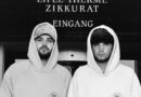 Mode, die international für Aufsehen sorgt, und in der ganz viel Mechernich steckt, macht Designer Luis Dobbelgarten (r.). Hier zeigt er mit seinem Bruder und Manager Leon Dobbelgarten den Hoodie mit Eifel-Therme-Zikkurat-Emblem. Foto: No/Faith Studios/pp/Agentur ProfiPress