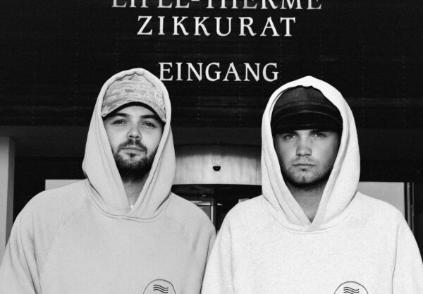 Mode, die international für Aufsehen sorgt, und in der ganz viel Mechernich steckt, macht Designer Luis Dobbelgarten (r.). Hier zeigt er mit seinem Bruder und Manager Leon Dobbelgarten den Hoodie mit Eifel-Therme-Zikkurat-Emblem. Foto: No/Faith Studios/pp/Agentur ProfiPress