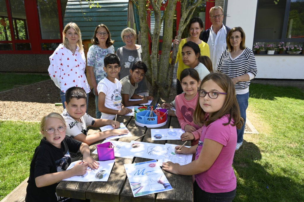 Insgesamt 16 Kinder aus der Grundschule Mechernich haben ihren Lieblingsplätzen ein ganzes Malbuch voller liebevoll gestalteter Motive gewidmet. Foto: Henri Grüger/pp/Agentur ProfiPress