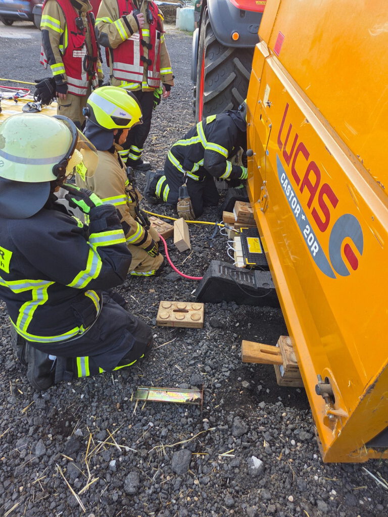Feuerwehrspezialisten aus Wachendorf und Obergartzem simulierten die Rettung einer unter einem landwirtschaftlichen Fahrzeug eingeklemmten Person mit Hebekissen – Teamarbeit und millimetergenaue Präzision waren gefragt. Fotos: FF/pp/Agentur ProfiPress