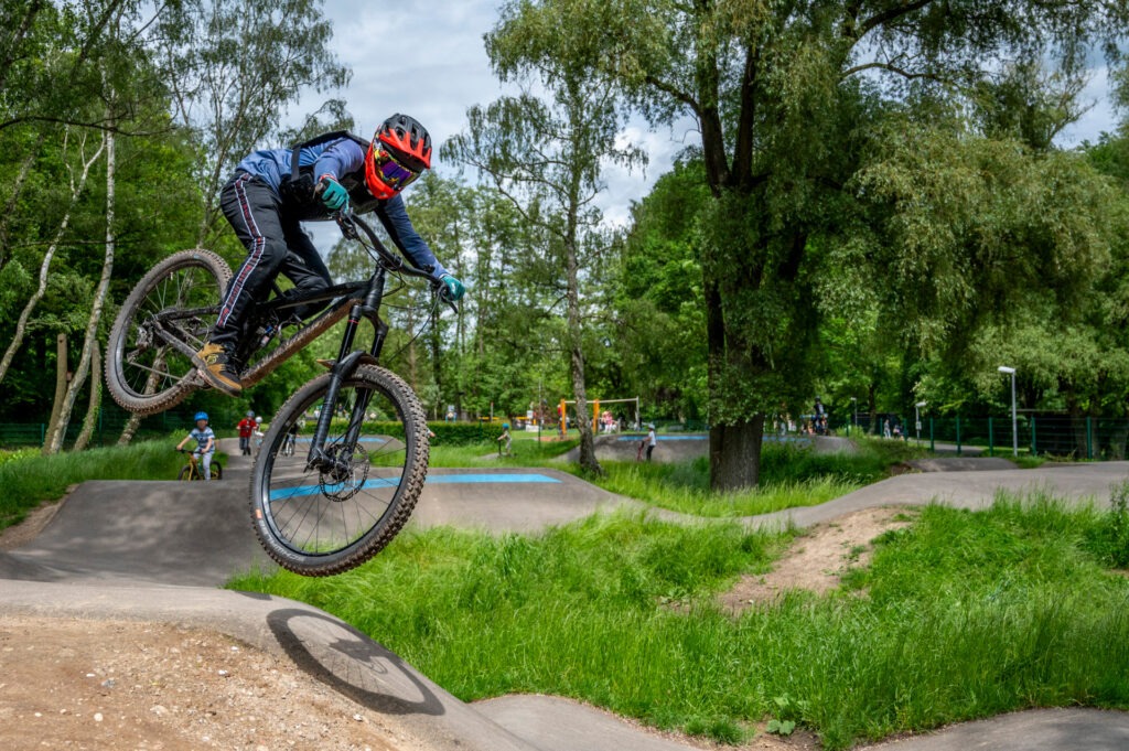 Absoluter Publikumsmagnet, auch für Zaungäste, ist im Mühlenpark der Pumptrack, ein geschlossener Rundkurs mit vielen Wellen und erhöhten Kurven auf einer Ebene für Radfahrer, Skater, Roller und Inliner. Foto: Ronald Larmann/pp/Agentur ProfiPress