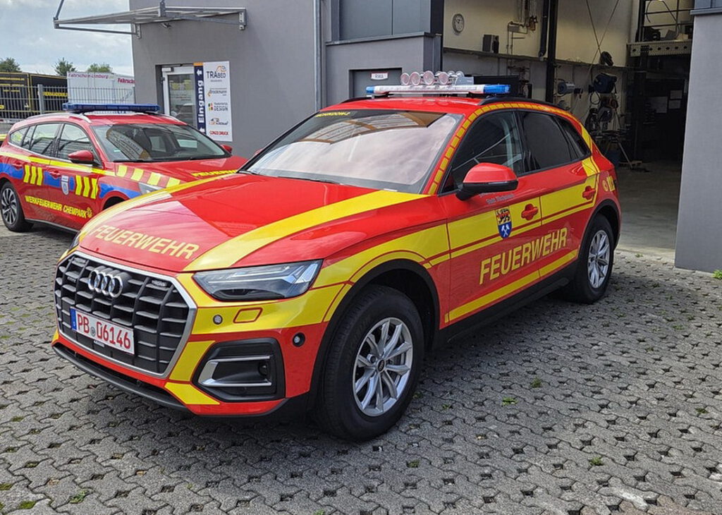 Wehrleiter Jens Schreiber, sein Stellvertreter Thomas Wolff und Einsatzleiter Sebastian Graf holten den neuen Kommandowagen in Paderborn bei Brockmann Fahrzeug- & Kommunikationstechnik GmbH ab. Foto: FF/pp/Agentur ProfiPress