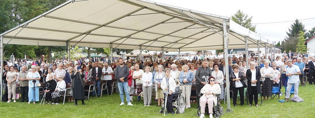 Hunderte Gläubige nahmen am Sonntag an der Wallfahrt zur Mutter des Trostes im Sanktuarium von Lubiszewo Tczewskie (deutsch „Liebschau“) 32 Kilometer südlich von Danzig, teil, bei der der Generalsuperior und sein Stellvertreter neben Dutzenden anderen Geistlichen an der Liturgie mitwirkten. Foto: Privat/pp/Agentur ProfiPress