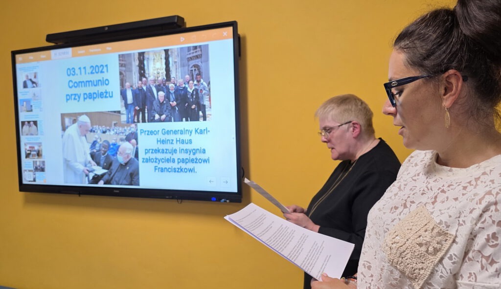 Für besondere Aufmerksamkeit sorgte ein Vortrag von Schwester Lidwina (l.), die in einer anschaulichen PowerPoint-Präsentation die Geschichte der Communio in Christo darstellte. Der übersetzte Text wurde von der Pädagogin und Deutschlehrerin Emilia Leszkowska vorgetragen, einer langjährigen Freundin der Communio in Christo. Foto: Manfred Lang/pp/Agentur ProfiPress