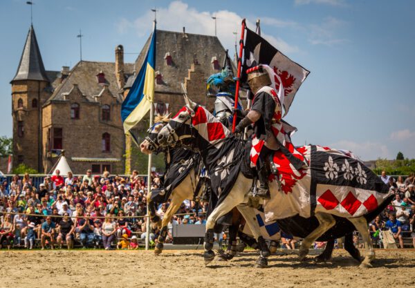 Die legendären Ritterfestspiele auf Burg Satzvey verwandeln die Wasserburg an gleich zwei Wochenenden – 13./14. sowie 20./21. September – wieder in eine lebendige Kulisse des Mittelalters. Foto: Mike Goehre/Der Fotoschmied/pp/Agentur ProfiPress