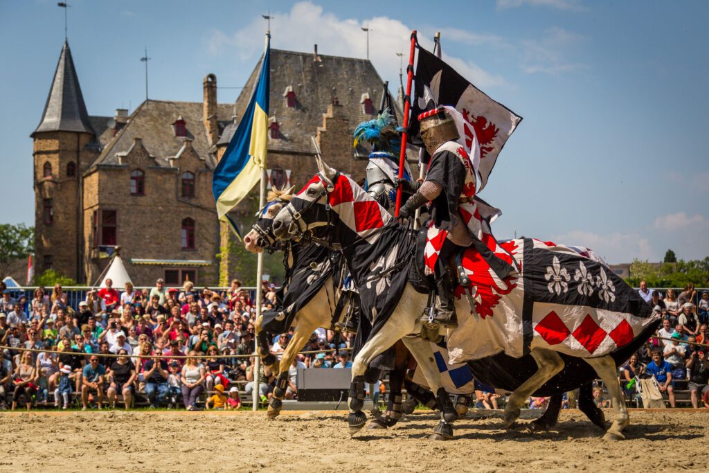 Die legendären Ritterfestspiele auf Burg Satzvey verwandeln die Wasserburg an gleich zwei Wochenenden – 13./14. sowie 20./21. September – wieder in eine lebendige Kulisse des Mittelalters. Foto: Mike Goehre/Der Fotoschmied/pp/Agentur ProfiPress