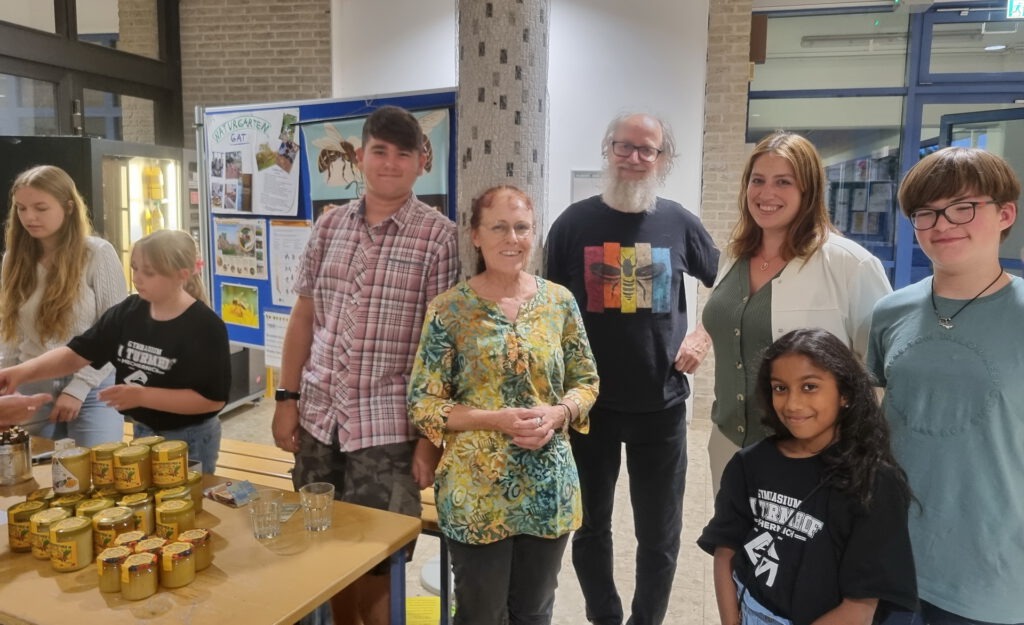 Begleitend zur Lesung hatte das GAT einen kleinen Bienenmarkt organisiert. Besucherinnen und Besucher konnten Honig regionaler Imker und des schuleigenen Bienenprojekts verkosten, während die Naturgarten-AG ihr Engagement vorstellte. Professor Chittka nahm sich Zeit für Gespräche mit den Schülern sowie mit den Biologie-Lehrerinnen und Imkerinnen Maria Plum und Heidrun Schwarthoff. Das Gymnasium AM Turmhof wurde 2025 60 Jahre alt. Foto: Bernhard Karst/pp/Agentur ProfiPress