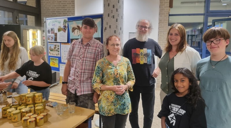 Begleitend zur Lesung hatte das GAT einen kleinen Bienenmarkt organisiert. Besucherinnen und Besucher konnten Honig regionaler Imker und des schuleigenen Bienenprojekts verkosten, während die Naturgarten-AG ihr Engagement vorstellte. Professor Chittka nahm sich Zeit für Gespräche mit den Schülern sowie mit den Biologie-Lehrerinnen und Imkerinnen Maria Plum und Heidrun Schwarthoff. Das Gymnasium AM Turmhof wurde 2025 60 Jahre alt. Foto: Bernhard Karst/pp/Agentur ProfiPress