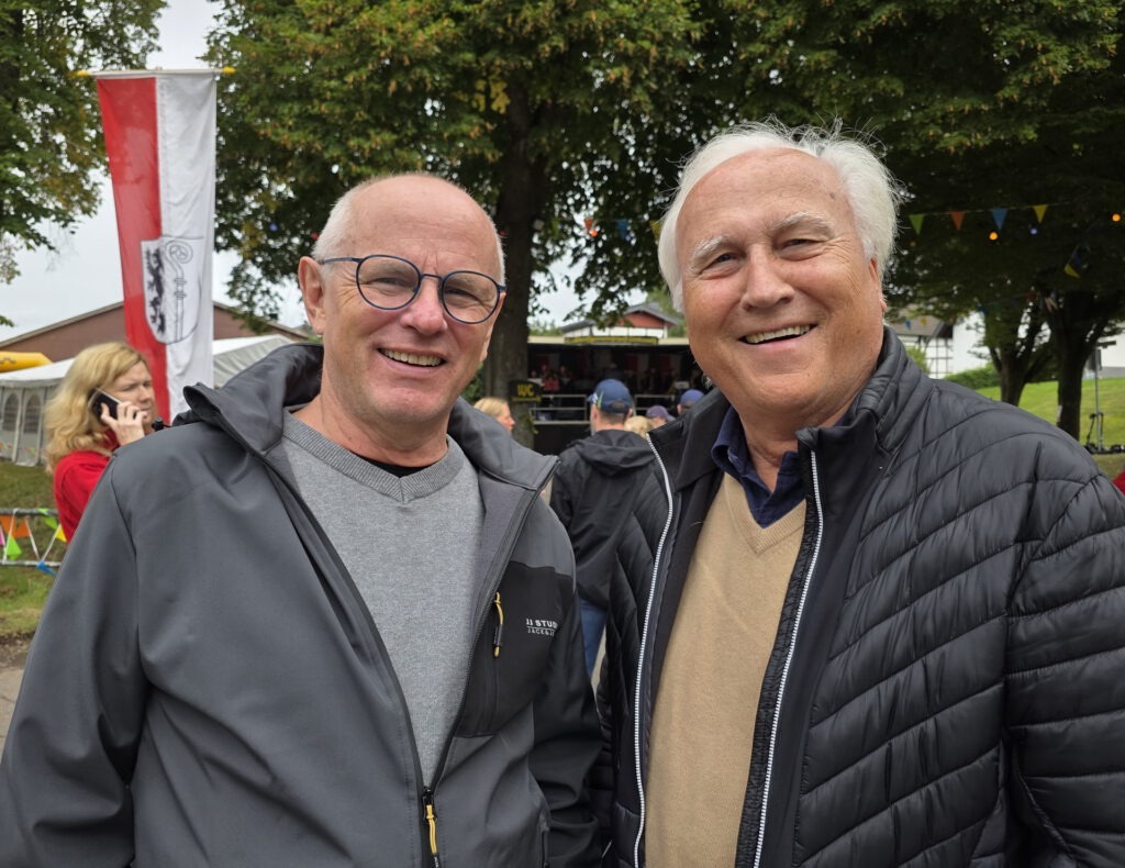 Zur Politprominenz bei der diesjährigen Lückerather Kinderkirmes gehörten auch der Mechernicher Dezernent und Kämmerer Ralf Claßen , der Lückerath und Umgebung ab der neuen Legislaturperiode auch im Euskirchener Kreistag vertritt, und der Kaller Kommunalpolitiker Erhard Sohn, der über familiäre Bande in Lückerath verfügt. Auch der jahrzehntelange Regionalrat, Kreistagsabgeordnete und Stadtverordnete Hans Schmitz wurde gesehen. Foto: Manfred Lang/pp/Agentur ProfiPress