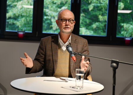 „Ich freue mich jedes Mal, wenn eine ehemalige Kirche oder Kapelle über ihren ursprünglichen Zweck hinaus genutzt wird, damit Menschen zusammenkommen, um Musik, Kunst oder Literatur zu genießen“: Ralf Kramp in der Kulturkapelle von „Haus Maria“. Foto: Manfred Lang/pp/Agentur ProfiPress