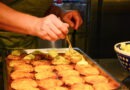 Knusprig und goldbraun brutzeln die Reibekuchen in der Pfanne und versprechen herzhaften Genuss beim Reibekuchenfest der Prinzengarde Mechernich am Tag der deutschen Einheit. Archivfoto: pp/Agentur ProfiPress