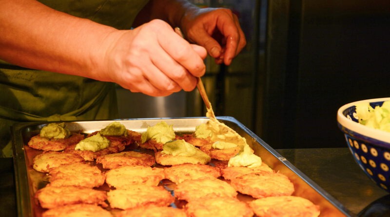 Knusprig und goldbraun brutzeln die Reibekuchen in der Pfanne und versprechen herzhaften Genuss beim Reibekuchenfest der Prinzengarde Mechernich am Tag der deutschen Einheit. Archivfoto: pp/Agentur ProfiPress