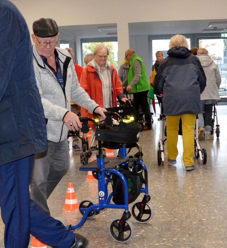 Dank Rollator sicherer durch den Alltag: Bei kostenlosen Kursen des DRK Euskirchen erhalten Seniorinnen und Senioren wichtige Tipps, Tricks und Handgriffe. Der erste Termin findet am Donnerstag, 25. September, im Rotkreuz-Zentrum Euskirchen/Eifel statt. Archivfoto: Henri Grüger/pp/Agentur ProfiPress