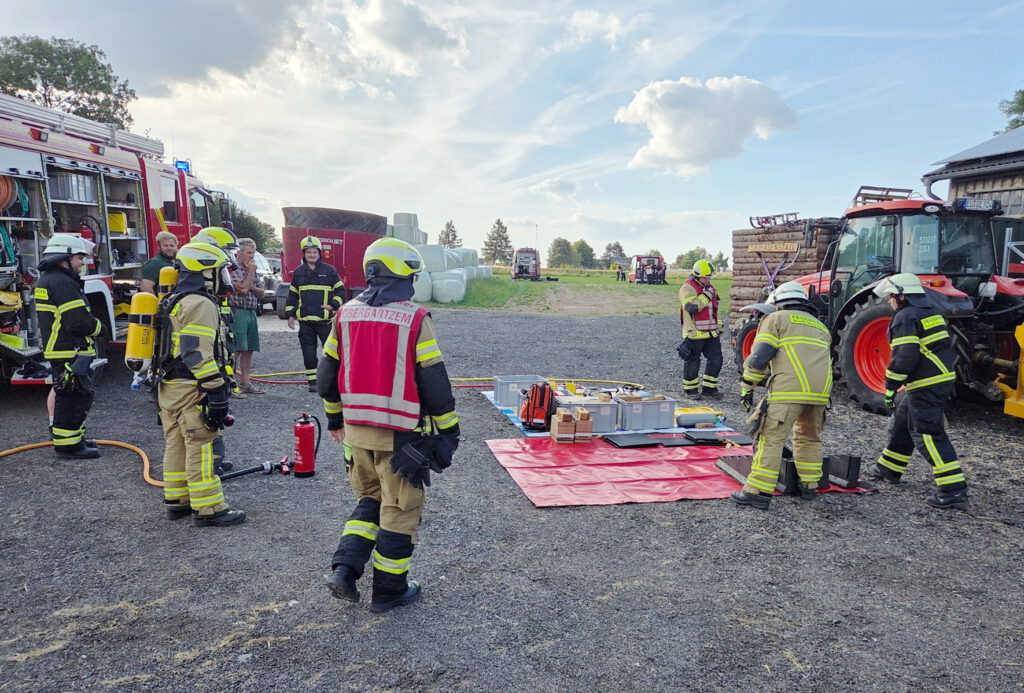 Jede Einheit hatte eine eigene Mission: Weiler am Berge und Harzheim stellten die kontinuierliche Wasserversorgung sicher, suchten nach „vermissten“ Personen in vernebelten Räumen und bekämpften den Brandherd. Satzvey errichtete eine Riegelstellung, um noch nicht betroffene Gebäudeteile zu schützen. Fotos: FF/pp/Agentur ProfiPress