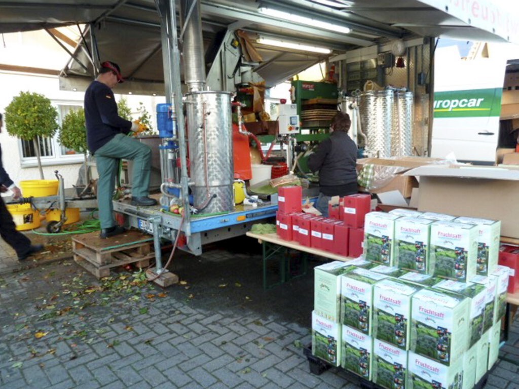 Die Obstpresse der „Streuobstwiesen Netzwerk Nordeifel eG“ ist wieder im Mechernicher Stadtgebiet unterwegs. Am Mittwoch, 17 September, in Wachendorf und am Dienstag, 21. Oktober, in Mechernich. Foto: SoNNe/pp/Agentur ProfiPress