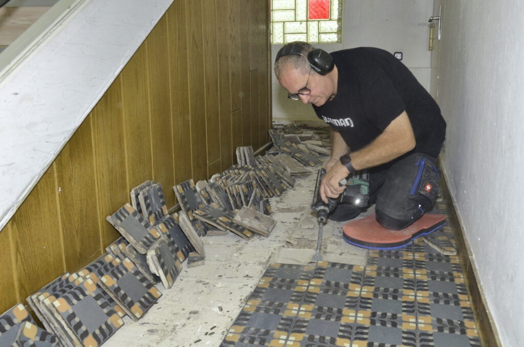 Das „Haus Riesa“ in Kalenberg soll bald abgerissen werden. Während der NS-Zeit waren hier Jüdinnen und Juden aus dem Kreisgebiet Schleiden zwangseingewiesen worden. Die Fliesen im Flur erinnern stumm an diese Zeiten - und werden künftig im Kommerner Freilichtmuseum an die Gräueltaten der NS-Zeit erinnern. Foto: Jakob Seibel/pp/Agentur ProfiPress