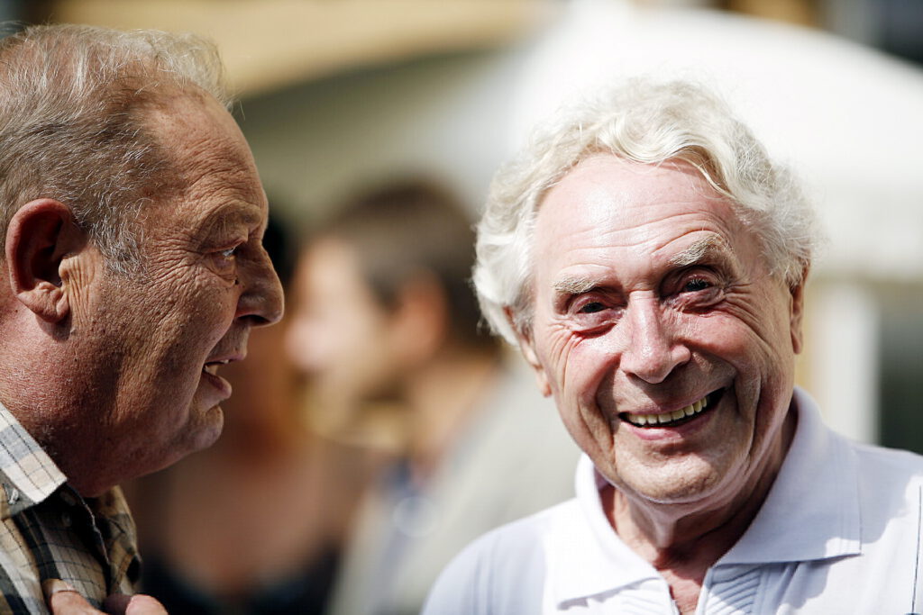 Der bekannte und beliebte Kölner Stimmungssänger Ludwig Sebus (r.) wurde diesen Monat hundert Jahre alt. Hier ist er mit dem früheren AWO-Vorsitzenden Dieter Pritzsche zu sehen. Sebus gehört bereits seit zwei Jahrzehnten zu den stillen Förderern des Mechernicher Hospizes „Stella Maris“. Archivfoto: pp/Agentur ProfiPress