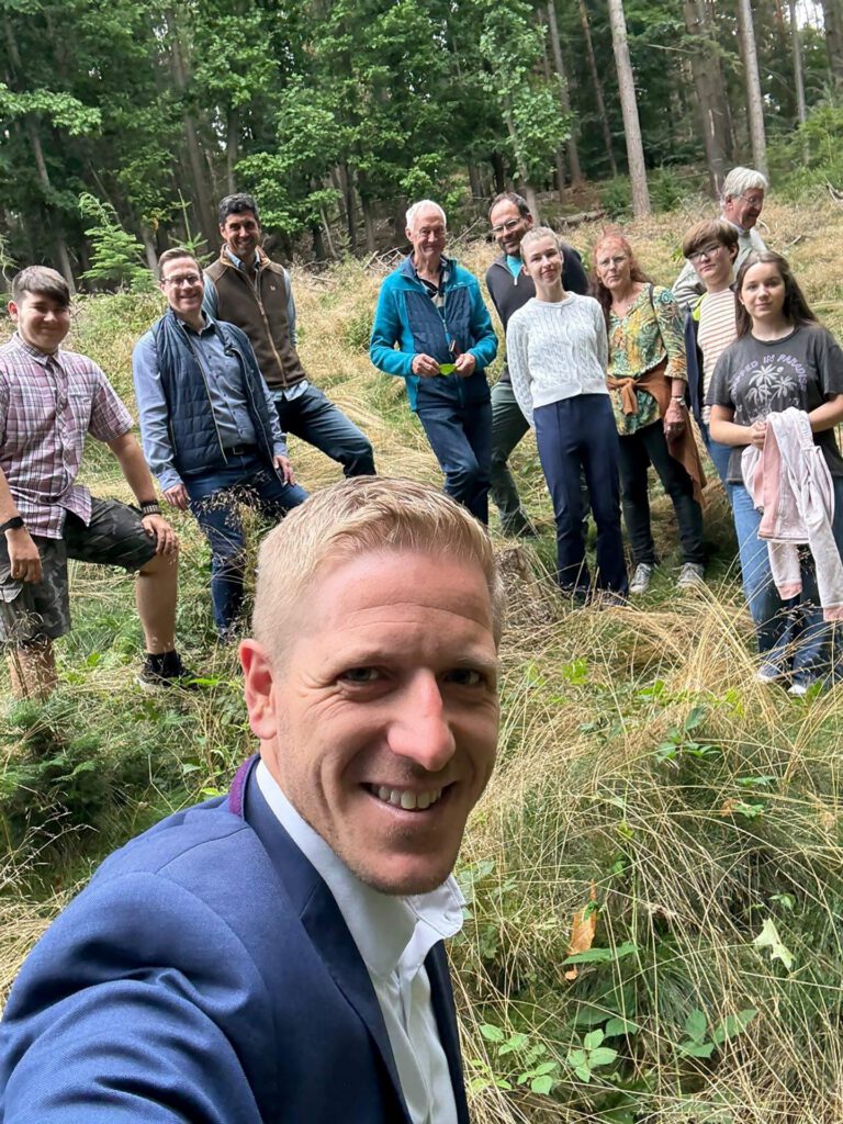 Landrat Markus Ramers (v.) besuchte ein Wald- und Baumpflanzprojekt des Mechernicher Gymnasiums Am Turmhof. Dahinter: Direktor Micha Kreitz, MINT-Koordinator Andreas Maikranz, Biologielehrerin und Naturgarten-Leiterin Heidrun Schwarthoff, GAT-Obstbaumwart Heinrich Wolf und die Schülerinnen und Schüler der Naturgarten-AG. Foto: Markus Ramers/GAT/pp/Agentur ProfiPress