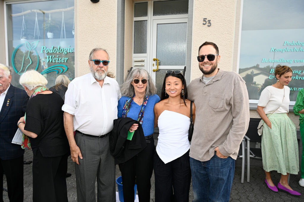 Waren extra aus Colorado angereist, um die Stolpersteine für ihre Vorfahren vor deren ehemaligem Haus in der Bahnstraße 53 einzuweihen: (v. l.) Jim Vacca, Jacky Schwarz, Emma Schwarz und Daniel Vacca. Foto: Henri Grüger/pp/Agentur ProfiPress