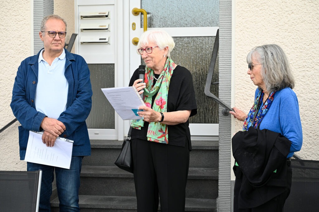 Gisela Freier betonte: „Jeder Stolperstein ist eine Mahnung, nicht wegzuschauen, wenn Demokratie verunglimpft und Menschenwürde beleidigt wird.“ Foto: Henri Grüger/pp/Agentur ProfiPress