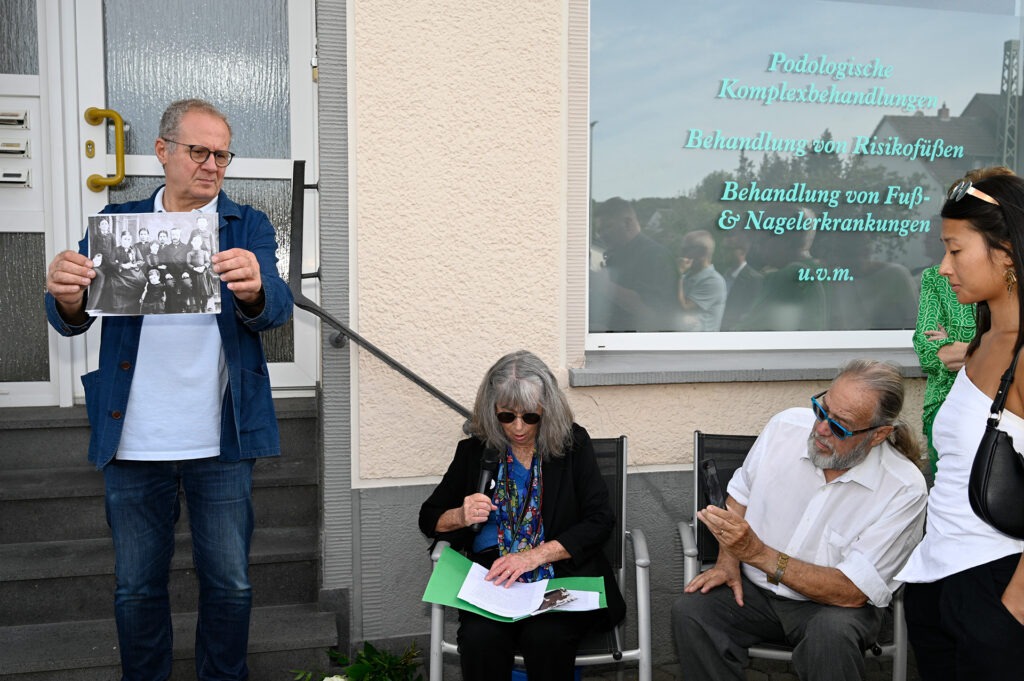 Als Jacky Schwarz von ihrer Familie erzählte, zeigte Rainer Schulz ein altes Foto von ihnen. Foto: Henri Grüger/pp/Agentur ProfiPress