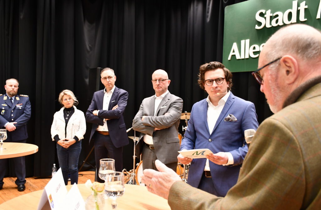Person der Zeitgeschichte, die zu ihrer Heimat in der „Aapestrooß“ genannten Bergstraße von Mechernich steht: Klaus Vater (r.) und andere Talkgäste beim Neujahrsempfang der Stadt Mechernich mit dem Redakteur und Moderator Ronald Larmann. Archivfoto: Manfred Lang/pp/Agentur ProfiPress