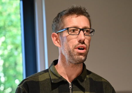 Thomas Hochgürtel vom Wohn- und Betreuungsverbund Haus Sonne für psychisch beeinträchtigte und/oder suchtkranke erwachsene Menschen setzte die Jubiläumsreihe 2025 fort und begrüßte ein vollbesetztes Auditorium. Foto: Manfred Lang/pp/Agentur ProfiPress
