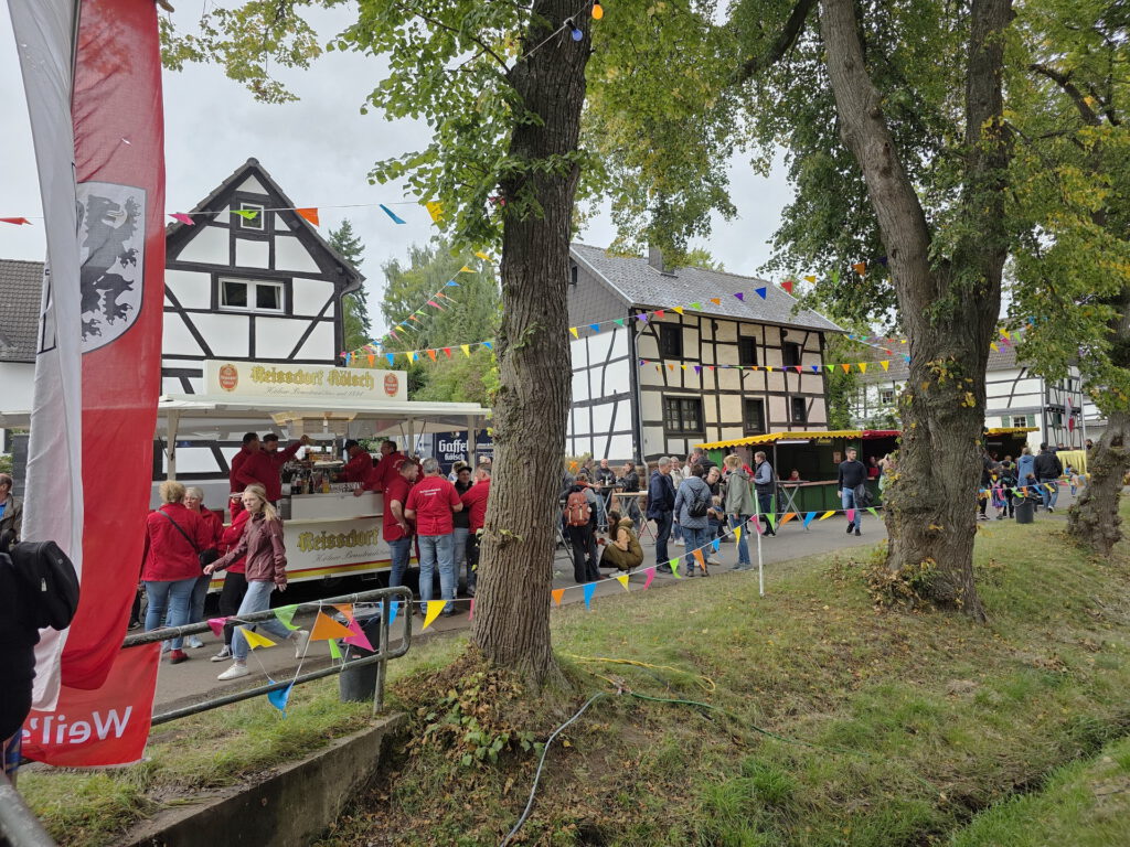In einem Oval von der Schoßbachstraße über die untere Hochstraße bis zur Neustraße erstreckte sich das Festgelände der seit 40 Jahren hochpopulären Lückerather Kinderkirmes. Foto: Manfred Lang/pp/Agentur ProfiPress