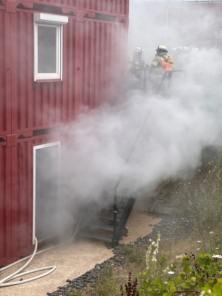 32 Teilnehmer der Löschgruppen Eiserfey, Harzheim, Lorbach, Vussem und Weyer übten Brandbekämpfung und Menschenrettung unter schwierigen Bedingungen. Foto: FF/pp/Agentur ProfiPress