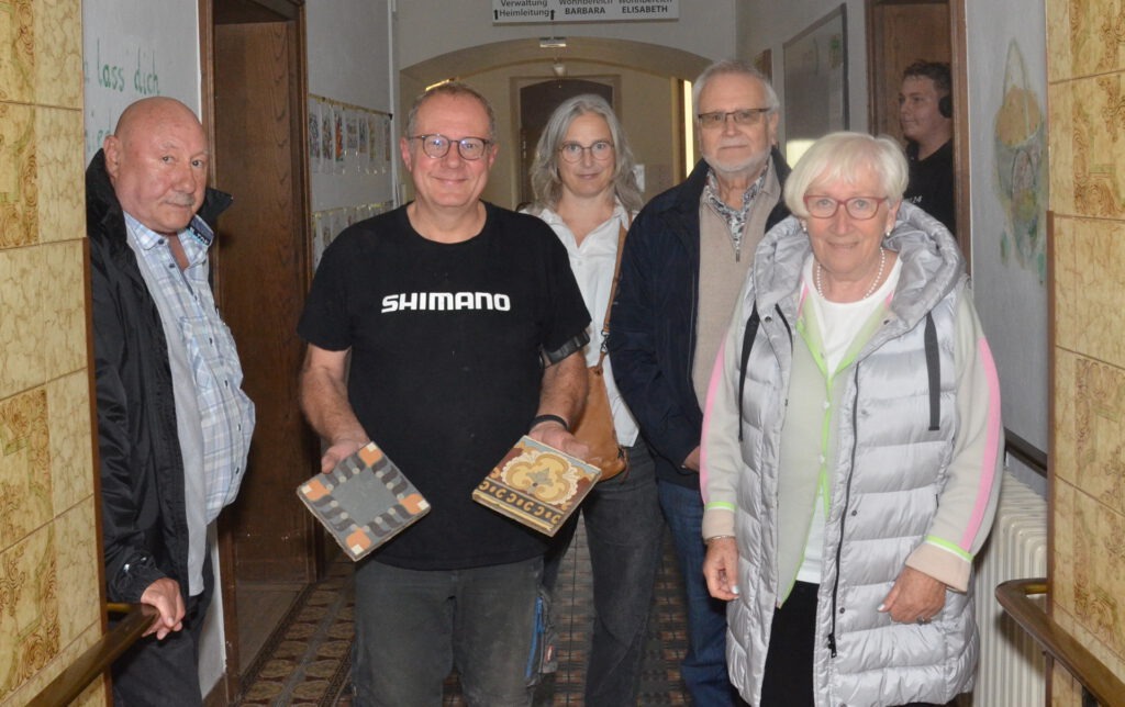 Gemeinsam gegen das Vergessen: Gisela und Wolfgang Freier (v. r.) sowie Rainer Schulz von der Arbeitsgruppe „Forschen – Gedenken - Handeln“, Janine Deinzer (m.) von der Unteren Denkmalbehörde und Franz Albert Heinen, Journalist und Sachbuchautor, sorgten gemeinsam mit dem DRK für die Sicherstellung der historischen Fliesen. Foto: Jakob Seibel/pp/Agentur ProfiPress