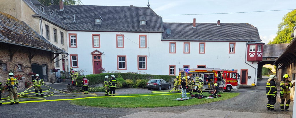 Nach längerer Pause gab es auf der historischen Burg Heistard bei Holzheim wieder eine Zugübung des Löschzugs 3 der Freiwilligen Stadtfeuerwehr Mechernich. Sie bot den Einsatzkräften ein ebenso anspruchsvolles wie spektakuläres Szenario. Fotos: FF/pp/Agentur ProfiPress