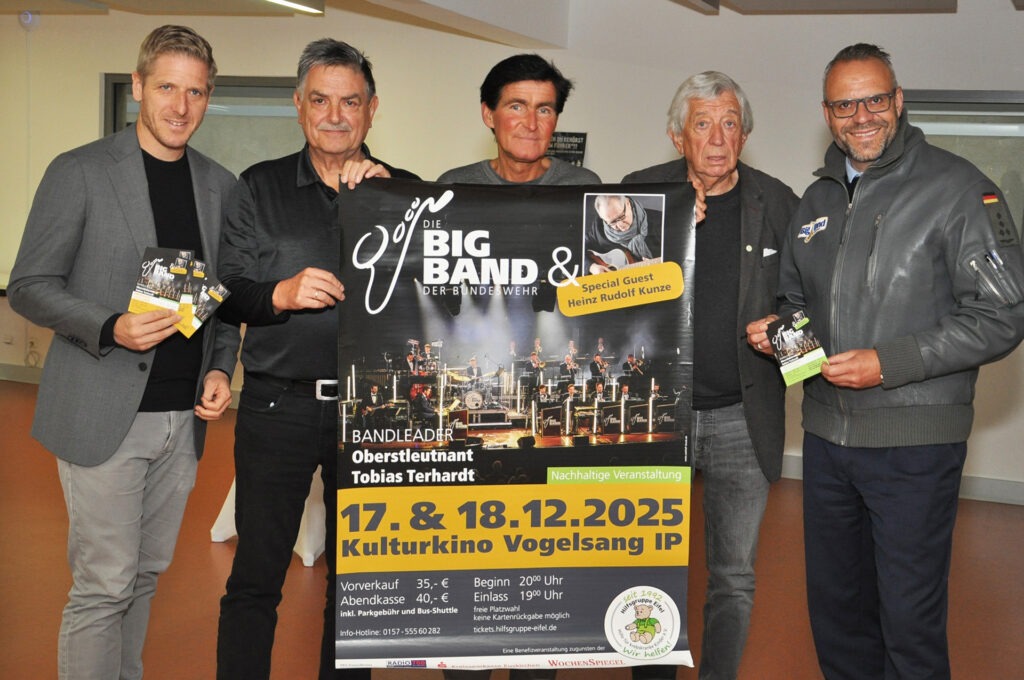 Stellten das Programm vor: (v. l.) Landrat Markus Ramers, Achim Liedtke (Hilfsgruppe Eifel), Thomas Kreyes (Geschäftsführer Vogelsang ip), Willi Greuel (Vorsitzender Hilfsgruppe Eifel) und Bundeswehr-Bigband-Tourmanager Johannes W. Langendorf. Foto: Reiner Züll/pp/Agentur ProfiPress