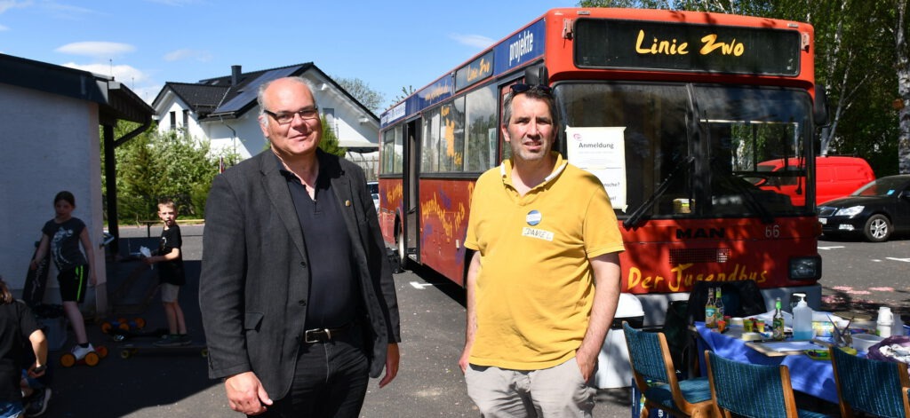 Pfarrer Erik Pühringer und der Pädagoge Daniel Ottersbach (v.l.) mit dem Jugendbus der Aachener Bistumsregion Eifel, dem Vorgänger des aktuellen „Spielmobils“, vor dem Pfarrheim St. Margaretha in Vussem. Archivfoto: Manfred Lang/pp/Agentur ProfiPress