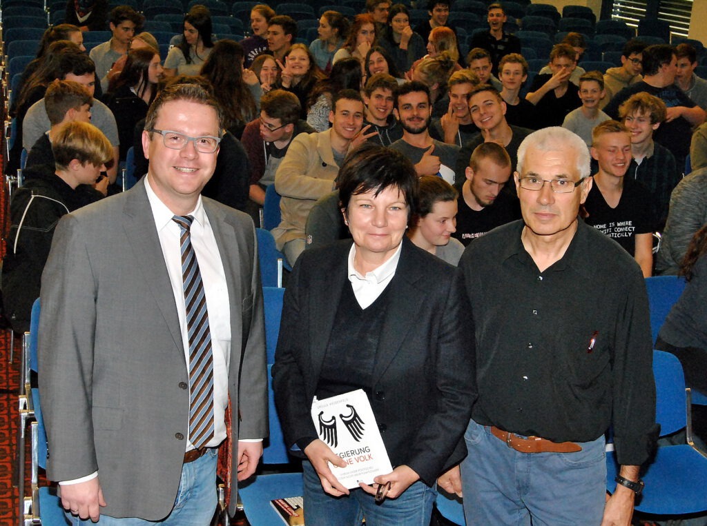 Dr. Ursula Weidenfeld spricht öfter vor Schülern „ihres“ Mechernicher Gymnasiums AM Turmhof, hier ist sie mit Schulleiter MICHA Kreitz und dem ehemaligen Lehrer Heinz Berners zu sehen. Archivfoto: Kirsten Röder/pp/Agentur ProfiPress