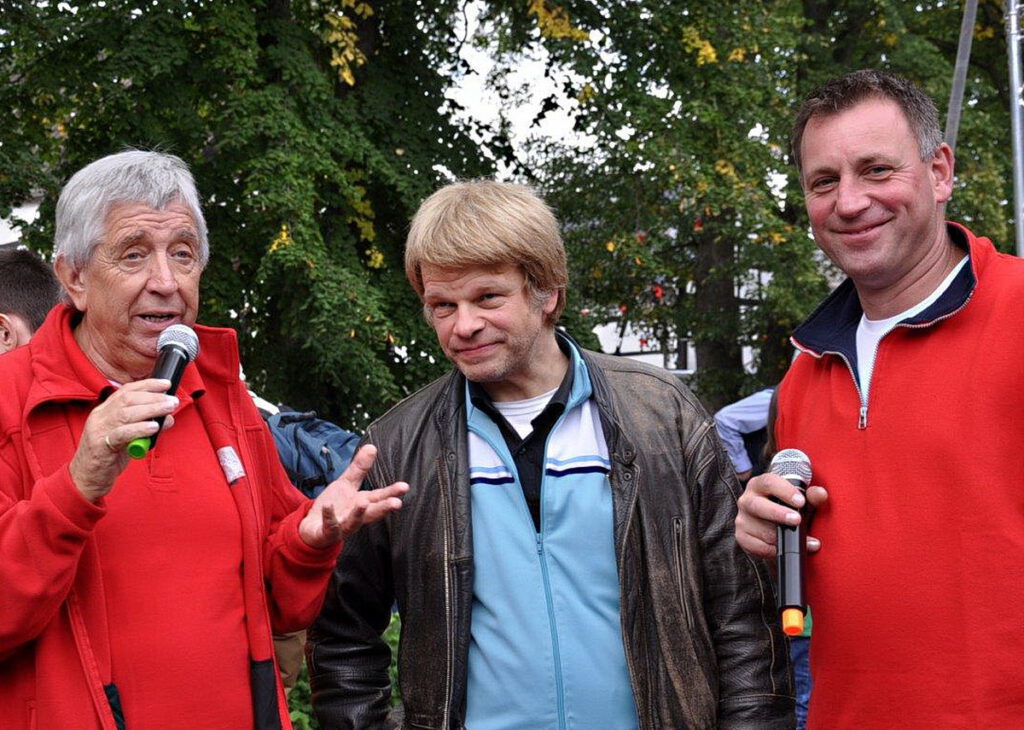 Die Moderatoren Willi Greuel (l.) und Rolf Heinz Meyer mit Interviewpartner, der aussieht wie Torwartlegende Oliver Kahn. Archivfoto: pp/Agentur ProfiPress