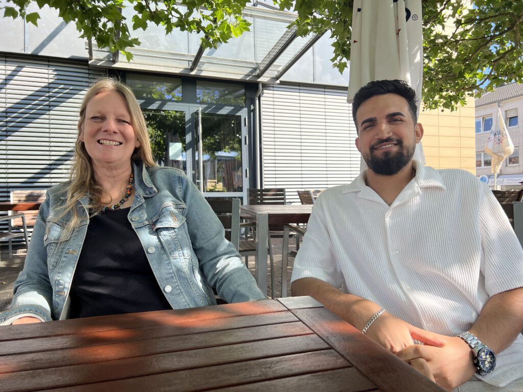 Kerstin Mitschke und Zahir Khan vor dem Rathaus-Bistro in Mechernich, in dem Zahir als gelernter Koch arbeitet. Am Tag des Interviews war Ruhetag. Foto: Michael Nielen/WoSpie/pp/Agentur ProfiPress