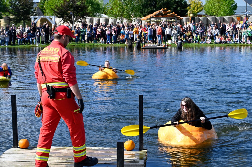 Ein Highlight der jährlichen Krewelshofer Kürbisschau ist die mittlerweile schon legendäre Kürbisregatta. Mit der Hälfte von 44 Teilnehmerinnen und Teilnehmern waren diesmal erfreulich viele Frauen mit von der Partie. Foto: Henri Grüger/pp/Agentur ProfiPress